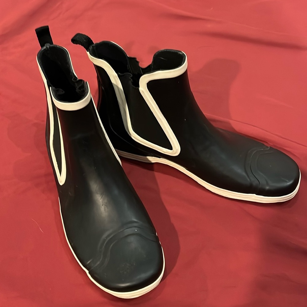 Cin Cin Rubber booties size 8